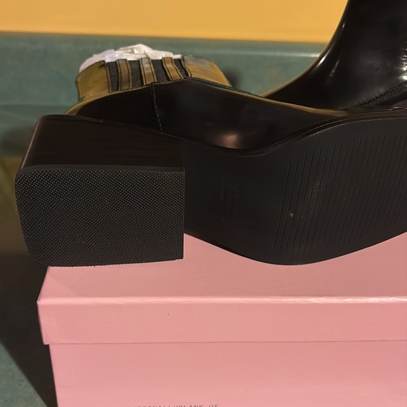 New in box size 9 intentionally blank upside black boot - Picture 6 of 8